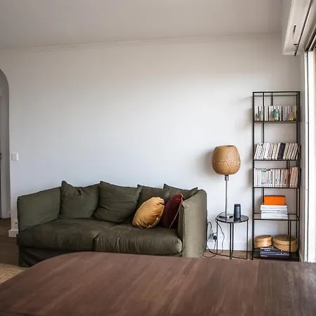 Beautiful With Balcony Near Sacre-coeur *